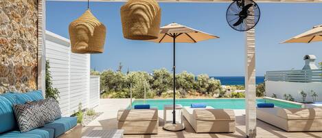 Alberca al aire libre y alberca climatizada