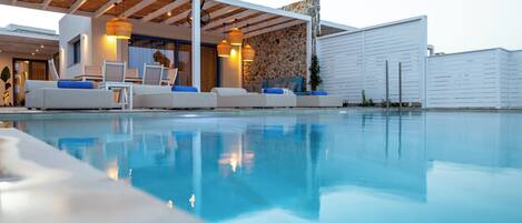 Outdoor pool, a heated pool