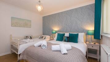 2 dormitorios, decoración individual, mobiliario individual