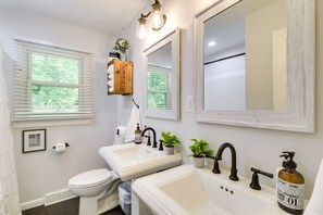 Secador de pelo y toallas