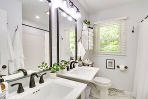 Hair dryer, towels - Papa’s Cottage is a cozy 2-bedroom retreat near Nelson 151 with a private hot tub, updated kitchen, and comfortable living spaces. Ideal for couples or friends looking to relax, explore local wineries, and unwind in a peaceful mountain setting. (Afton)