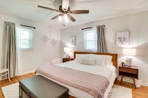2 bedrooms, iron/ironing board, travel cot, free WiFi - Papa’s Cottage is a cozy 2-bedroom retreat near Nelson 151 with a private hot tub, updated kitchen, and comfortable living spaces. Ideal for couples or friends looking to relax, explore local wineries, and unwind in a peaceful mountain setting. (Afton)
