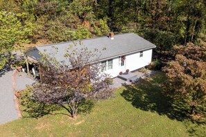 Exterior - Papa’s Cottage is a cozy 2-bedroom retreat near Nelson 151 with a private hot tub, updated kitchen, and comfortable living spaces. Ideal for couples or friends looking to relax, explore local wineries, and unwind in a peaceful mountain setting. (Afton)