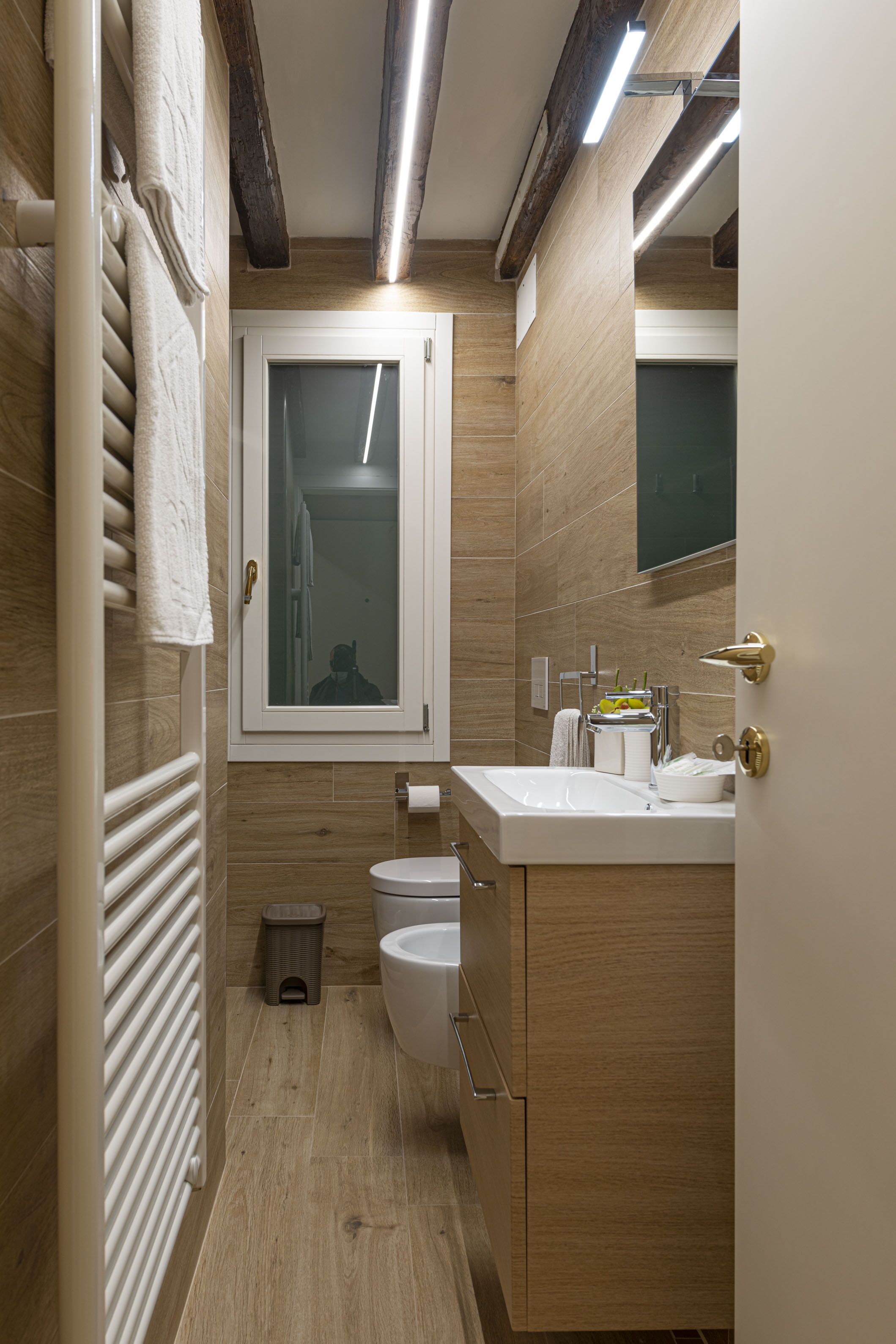 NINA VENICE APARTMENT | Badezimmer | Kostenlose Toilettenartikel, Haartrockner, Handtücher, Seife