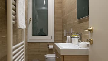 NINA VENICE APARTMENT | Bathroom | Free toiletries, hair dryer, towels, soap