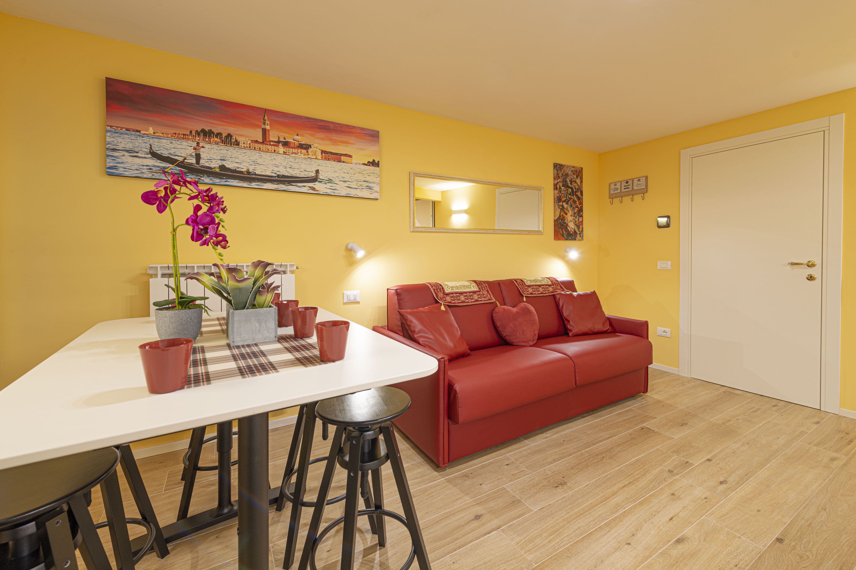NINA VENICE APARTMENT | Woonruimte | Een 50-inch ledtelevisie met digitale zenders