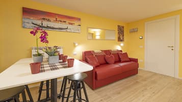 NINA VENICE APARTMENT | Woonruimte | Een 50-inch ledtelevisie met digitale zenders