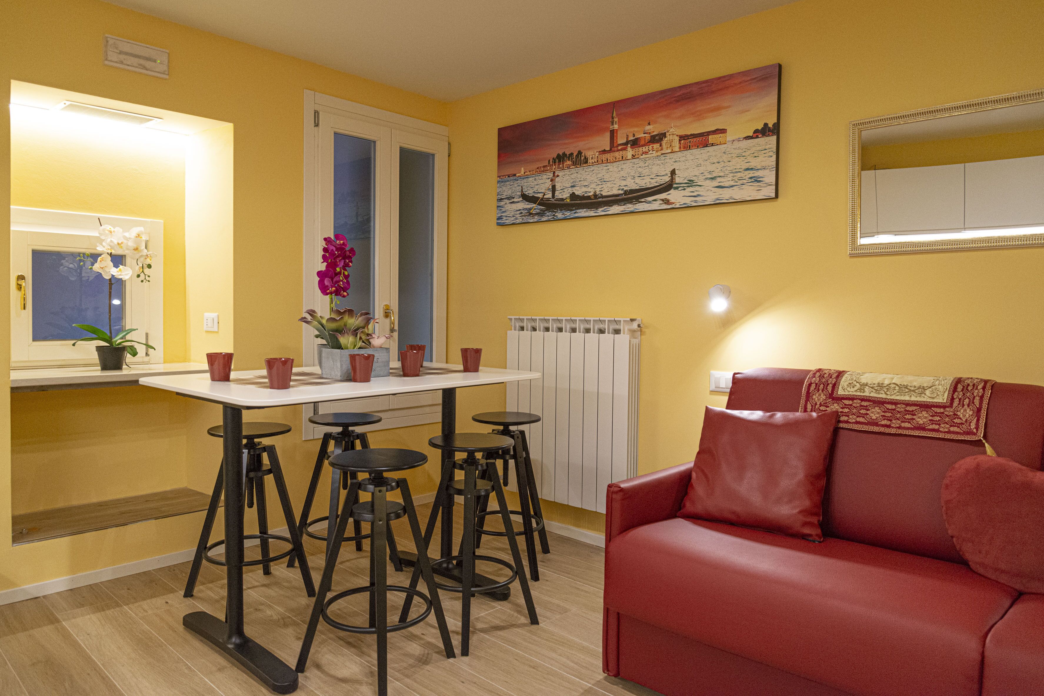 NINA VENICE APARTMENT | Woonruimte | Een 50-inch ledtelevisie met digitale zenders