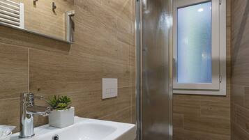 NINA VENICE SWEET HOME | Bathroom | Free toiletries, hair dryer, towels, soap