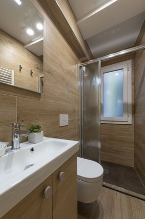Deluxe appartement | Badkamer | Gratis toiletartikelen, een haardroger, handdoeken, zeep