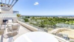 A balcony with a clear view of the sea and greenery. - Penthouse Limonero 30 (Dehesa de Campoamor)