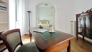 Ein Essbereich mit Holztisch, Stühlen, einem Bücherregal und einem Schrank.