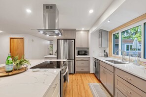 Kylskåp, mikrovågsugn, ugn och spishäll