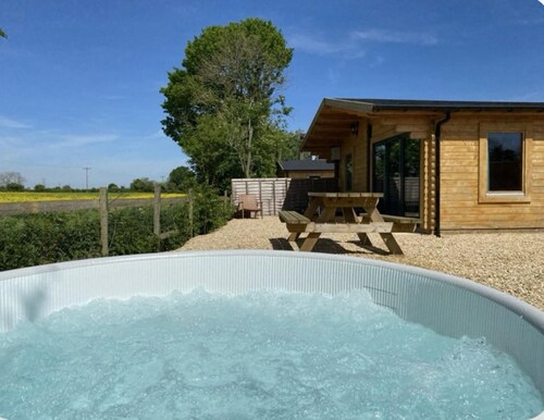 Inviting 2-bedroom Cabin in Ashton Under Hill