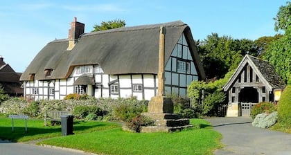 Inviting 2-bedroom Cabin in Ashton Under Hill