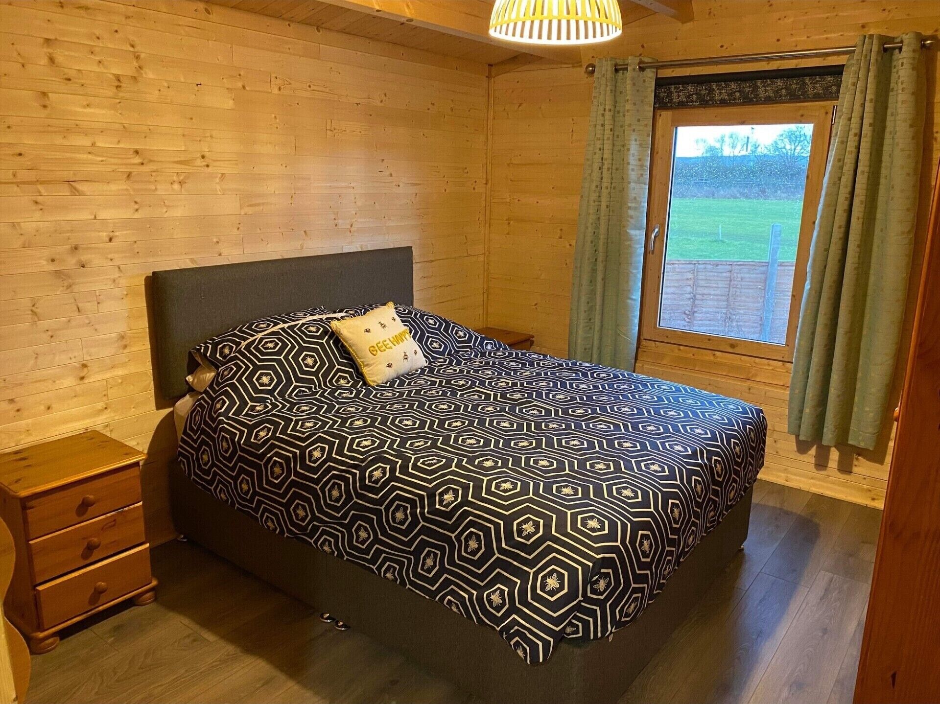 Cabin | 2 bedrooms, iron/ironing board, free WiFi, bed sheets