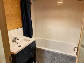 Cabin | Bathroom | Combined shower/tub, deep soaking tub, towels, toilet paper - Inviting 2-bedroom Cabin in Ashton Under Hill (Evesham)