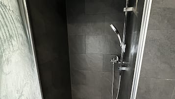 Hårføner, håndklær, såpe og sjampo