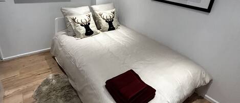 4 عدّة غرف نوم ومكواة/لوح كي وواي فاي وملاءات أسرّة