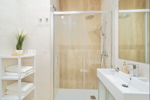 Dusche, Haartrockner, Handtücher