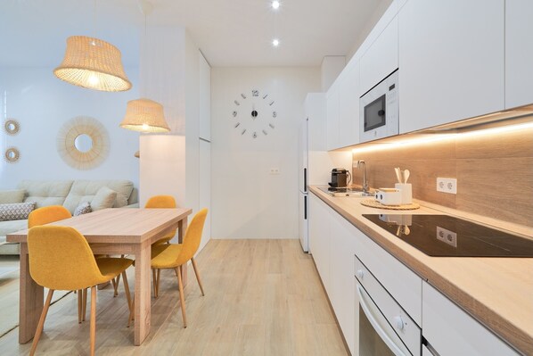 Kühlschrank, Mikrowelle, Ofen, Geschirrspüler