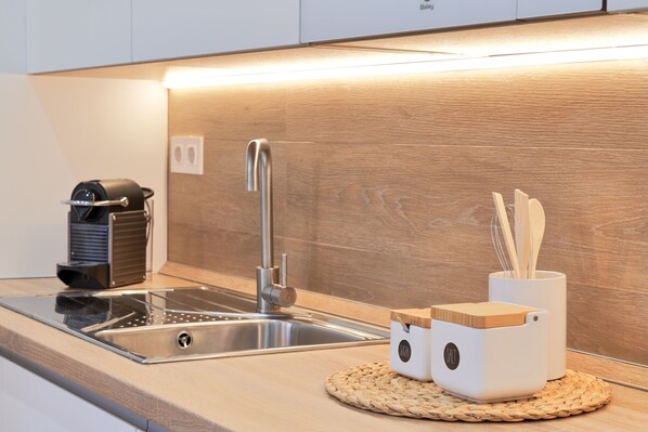 Een koelkast, een microgolfoven, een oven, een vaatwasser