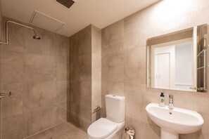 Basic Apartment | Bathroom