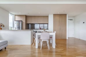 Eenvoudig appartement | Privékeuken | Een koelkast, een microgolfoven, een oven, een kookplaat