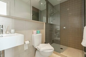 基础公寓 | 浴室 | 吹风机、毛巾、肥皂、洗发水