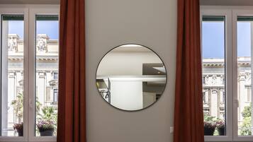 Habitación triple superior | Caja de seguridad en la habitación y escritorio