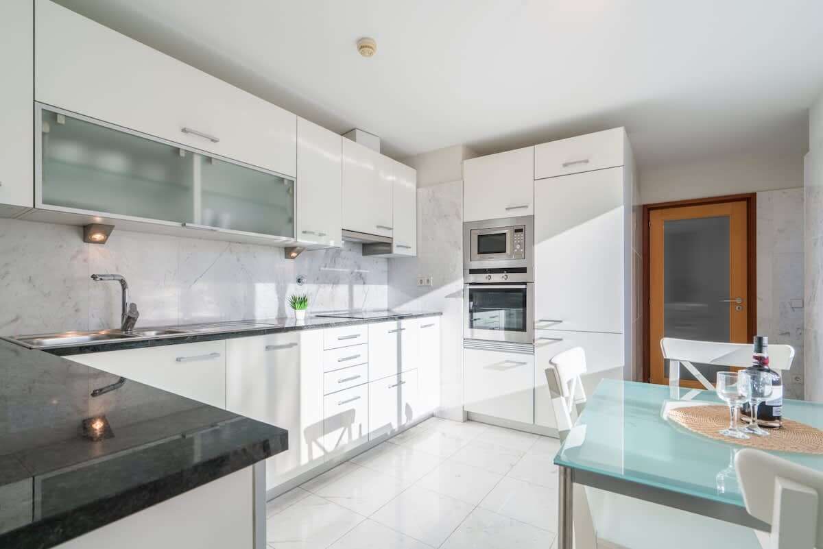 Køleskab, mikrobølgeovn, ovn, kogeplade