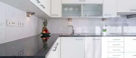 Kühlschrank, Mikrowelle, Ofen, Herdplatte