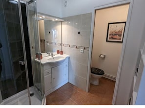 Haartrockner, Handtücher, Seife, Toilettenpapier