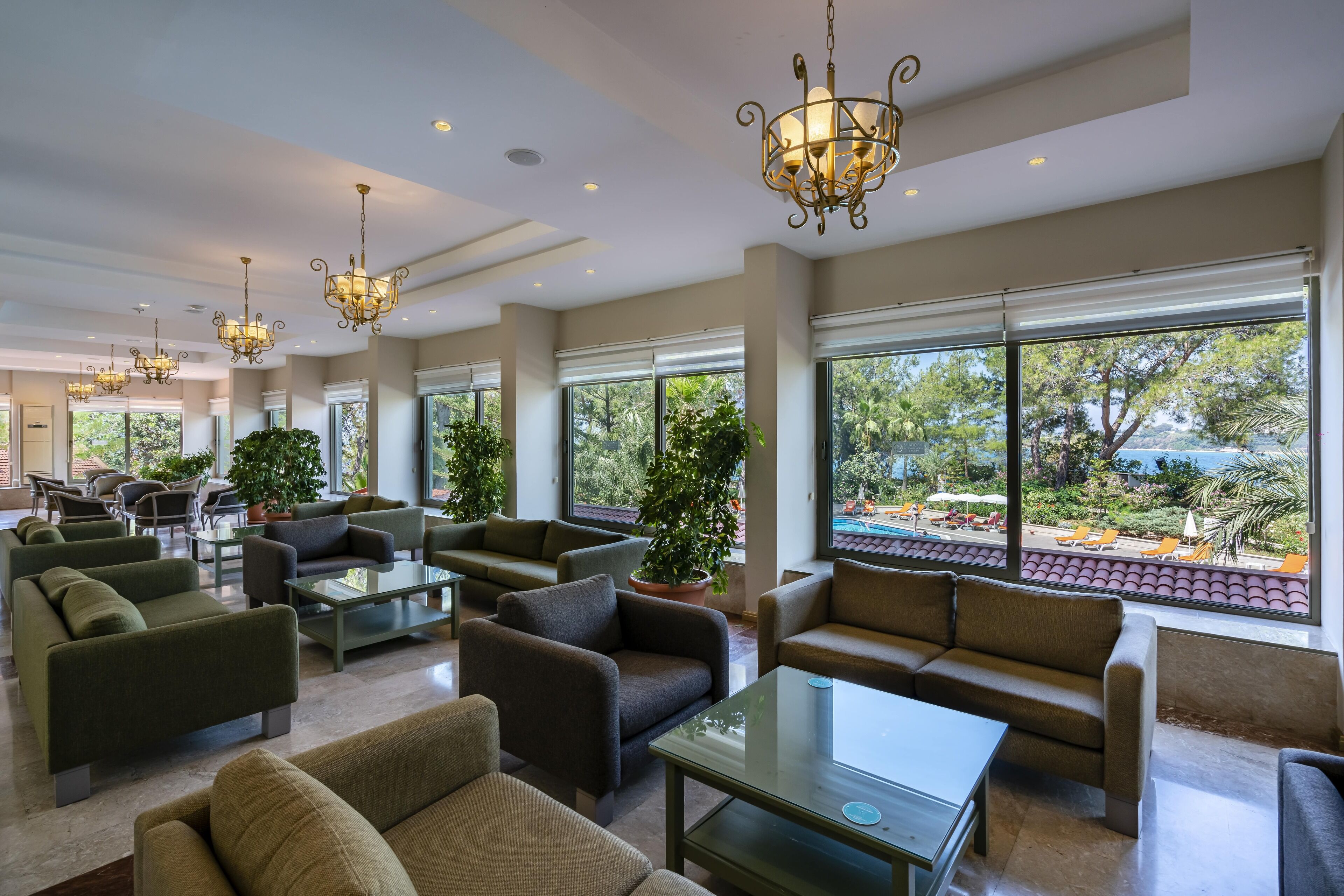 위성 채널 시청이 가능한 70인치 LCD TV