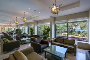 Télévision LCD de 70 pouces avec chaînes par satellite