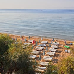 Playa privada, sillas reclinables de playa, sombrillas, toallas de playa