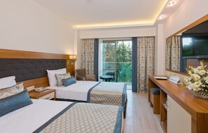 Standard Room | 1 bedroom, free minibar items, in-room safe, desk