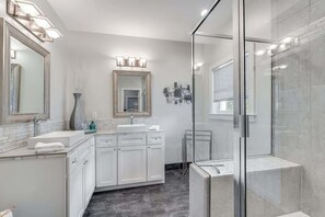 Shower, hair dryer, towels, shampoo - Creekside Cottage- Heated Pool- 4 Bikes- Prime Bea (Santa Rosa Beach)