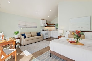 4 bedrooms, desk, iron/ironing board, WiFi