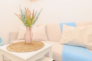 TV - Atractivo apartamento de un dormitorio con patio interior junto al Intercambiador de Avenida América CTG83 (Madrid)