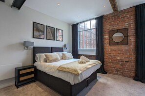 Basic Apartment | 2 bedrooms, laptop workspace, iron/ironing board, bed sheets - The Sunshade Suite Grade 2 Ancoats (Manchester)