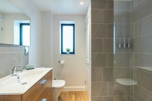 Family Bathroom - Superb 3-bed house with parking in Bath (Bath)