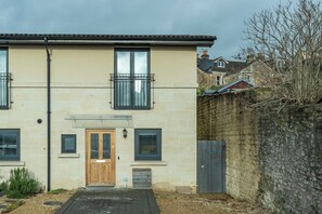 External: front entrance - Superb 3-bed house with parking in Bath (Bath)
