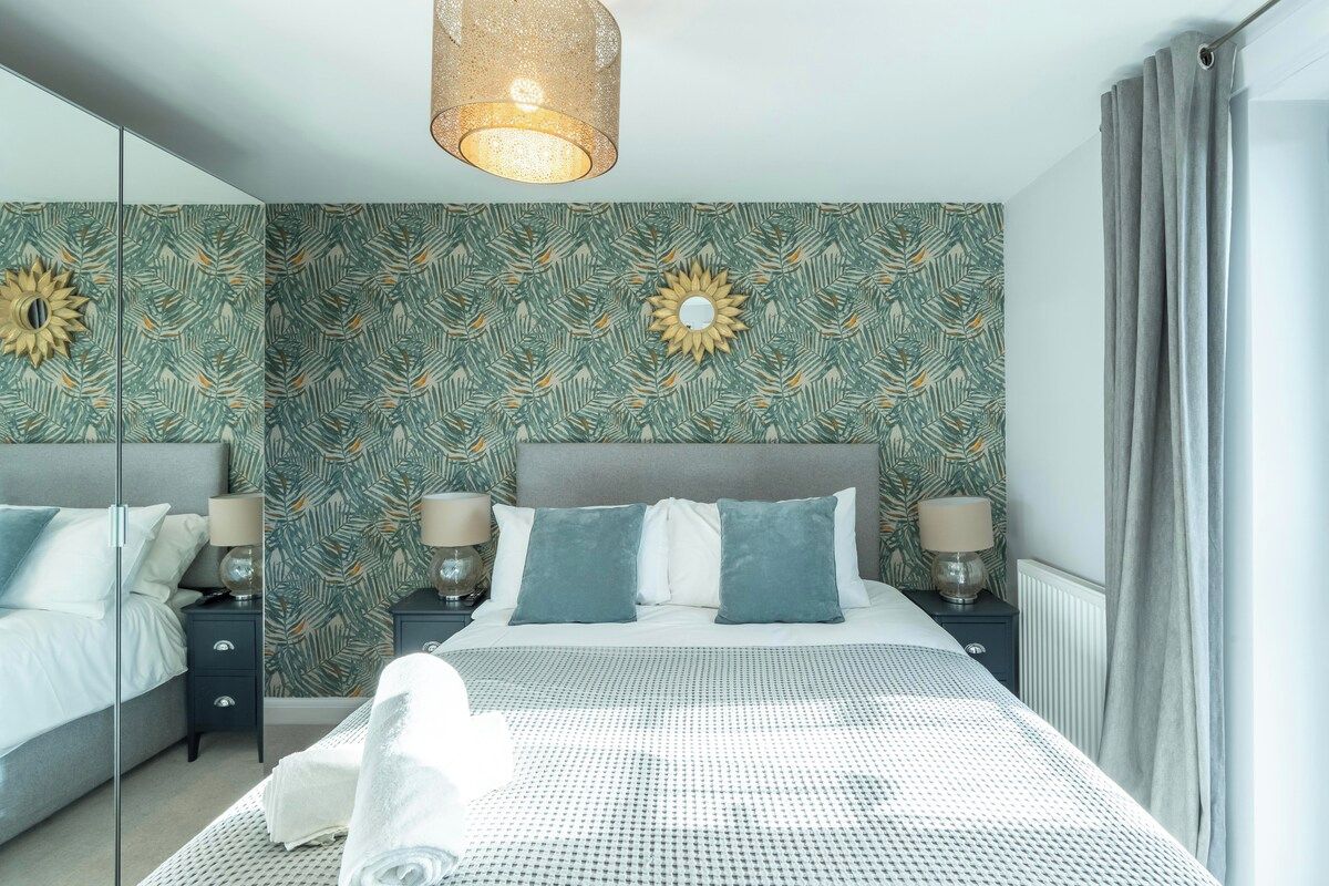 Master bedroom: King size bed with ensuite