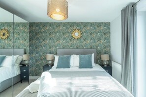 Master bedroom: King size bed with ensuite - Superb 3-bed house with parking in Bath (Bath)