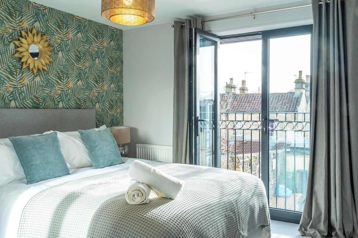 Master bedroom: King size bed with ensuite