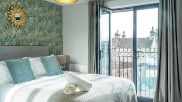 Master bedroom: King size bed with ensuite