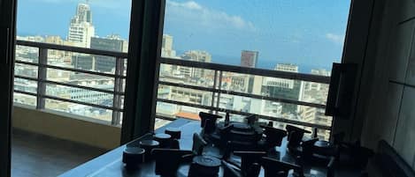 Grand réfrigérateur, micro-ondes