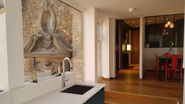 A modern kitchen with a built-in sink and a decorative backsplash. - Appartement Design Rouen-gare Parking-netflix, 3 Chambres, 2 Salles de Bains (Rouen)