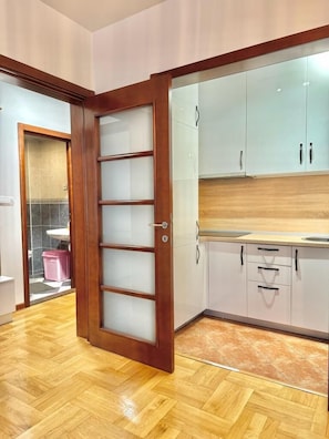 Apartamento conforto | Cozinha privada | Geladeira, fogão, cooktop, talheres/pratos/utensílios de cozinha